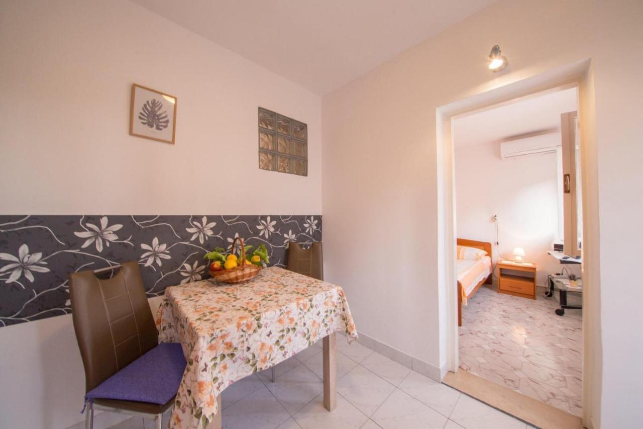 Apartmani Katija คอมีชา ภายนอก รูปภาพ